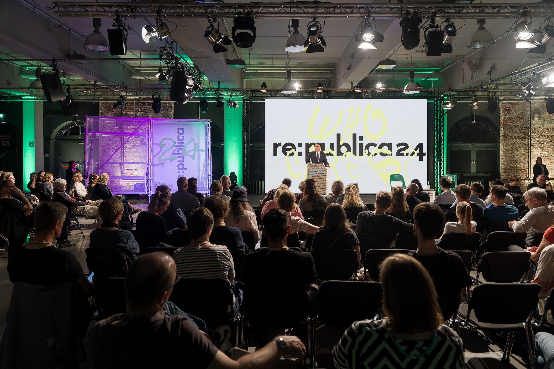 Auf der Bühne der re:publica steht Hubertus Heil hinter einem Sprechpult. Mehrere Menschen sitzen im Publikum und schauen zur Bühne. Auf dem Bühnenhintergrund steht: „Who cares? – re:publica 24“. 